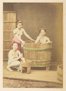 [japansk] Piger bader, Studio-tableau af tre halvnøgne unge japanske kvinder, poseret i og omkring et cirkulært træbadekar,  Fotograf: Ukendt  Lucas Collection: Fotografisk optagelse af Charles James og Morton P, Lucas