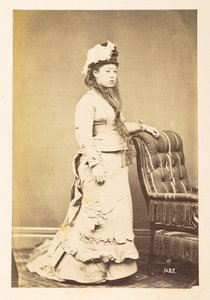 Japansk kvinde i europæisk kjole, Stående studieportræt i fuld længde af en ung japansk kvinde i western kjole og hat,  Fotograf: Ukendt  Lucas Collection: Fotografisk optagelse af Charles James og Morton P, Lucas