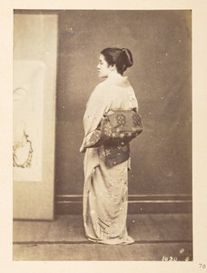 Japansk kvinde i traditionel kjole, Fotograf: Ukendt  Lucas Collection: Fotografisk optagelse af Charles James og Morton P, Lucas