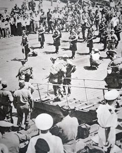 Kiltede pibere spiller i land fra 1. bataljon Argyll og Sutherland Highlanders fra HMS Ceylon ved Pusan, 29. august 1950 (s/h foto) af English Photographer
