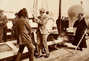 Kong Edward VIII tester en japansk fægtehjelm, 1922 af English Photographer