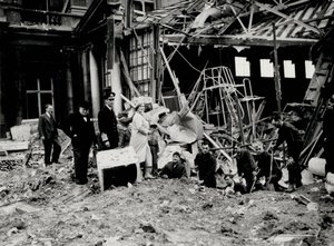 Kong George VI og dronning Elizabeth undersøgte sammen med Winston Churchill bombeskader, formentlig på Buckingham Palace (s/h foto) af English Photographer
