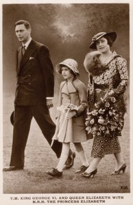 Kong George VI og dronning Elizabeth med deres datter prinsesse Elizabeth (senere dronning Elizabeth II) (s/h foto) af English Photographer