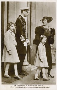 Kong George VI og dronning Elizabeth med deres døtre, prinsesserne Elizabeth og Margaret (s/h-billede) af English Photographer
