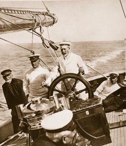 King George ved roret på hans yacht Britannia, 1920