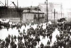 Afslutningstid på Harland and Wolff skibsværftet, Belfast, Irland med Titanic under konstruktion i baggrunden, 1910-11 af English Photographer