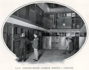 L.C.C. Lodging-House (Parker Street): Kabiner (s/h foto) af English Photographer