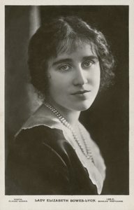 Lady Elizabeth Bowes-Lyon (s/h foto) af English Photographer