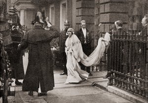 Lady Elizabeth Bowes Lyon på vej til sit bryllup den 26. april 1923 med H.R.H. Hertugen af York, senere kong George VI, fra The Story of Twenty Five Years, udgivet 1935 af English Photographer