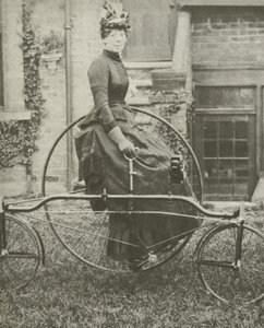 Dame på trehjulet cykel af English Photographer