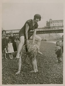 Leapfrogging på Brighton Beach af English Photographer