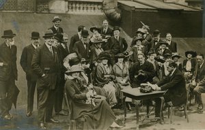 At lytte til Sir James Barrie læse The Admirable Crichton på Wyndhams tag i 1912 af English Photographer