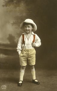 Lille dreng i røde seler (farve litho) af English Photographer