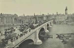 London Bridge: hestetrukne omnibusser og vogn, såvel som fodgængere, krydser broen, 1895 af English Photographer
