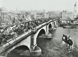 London Bridge: hestetrukket trafik på broen, 1895 af English Photographer