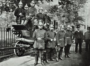 London Fire Brigade: gruppe af brandmænd, med motor og drejehaner, 1895 af English Photographer