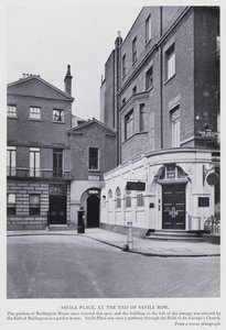 London: Savile Place, for enden af Savile Row (s/h foto) af English Photographer