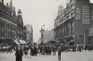 London: Tottenham Court Road (s/h foto) af English Photographer