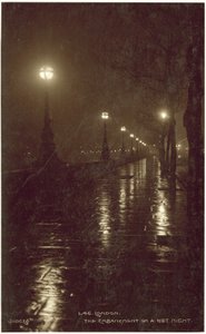 London, The Embankment på en våd aften (s/h foto) af English Photographer