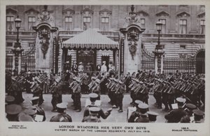 London byder sine helt egne drenge velkommen, London-regimenternes sejrsmarch, 5. juli 1919 (s/h-foto) af English Photographer