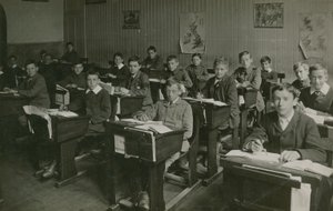 Mandlige elever, der sidder bag deres skriveborde under en lektion i skolen af English Photographer