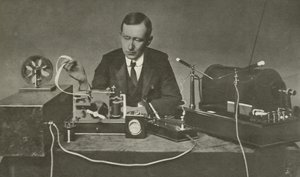 Marconi med et tidligt trådløst apparat (s/h foto) af English Photographer