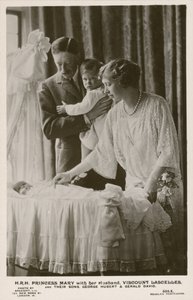 Mary, Princess Royal og hendes mand, Viscount Lascelles, med deres sønner, George og Gerald (s/h-billede) af English Photographer