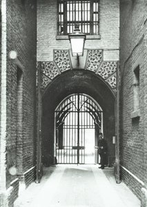 Millbank Prison: Hovedpassage, Warden Barnard i døråbningen, 1885 af English Photographer