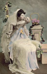 Mor kysser baby (farvet foto) af English Photographer