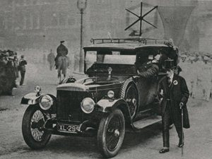 Motorvogn med radiomodtageapparat og rammeantenne på bilens tag af English Photographer