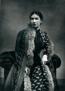 Fru Humphry Ward, 1881 af English Photographer