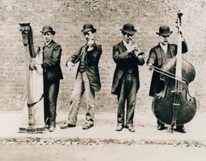 Musikere i Greenwich i 1884 af English Photographer