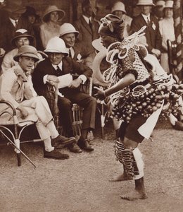 Native beauty in Freetown, Sierra Leone, dancing in front of the future King Edward VIIIdani af English Photographer