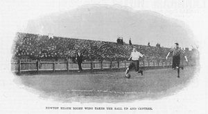 Newton Heath højre fløj tager bolden op og centrerer, 1899 af English Photographer