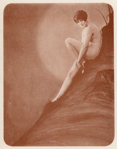 Nudistisk kunst: Coquettish (s/h foto) af English Photographer