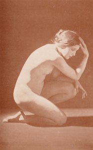 Nudistkunst: Den eftertænksomme (s/h-foto) af English Photographer