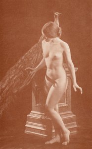 Nudistkunst: Påfuglen (s/h-foto) af English Photographer