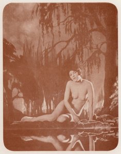 Nudistisk kunst: Stille vand (s/h-foto) af English Photographer