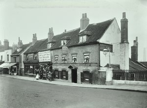 Old Bull, Wandsworth High Street, 1897 af English Photographer