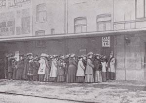 Uden for Pit Door of the Kings Theatre, Hammersmith af English Photographer