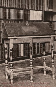 Oxford, Pembroke College, Dr. Johnsons skrivebord, fra Edial Hall, nr. Lichfield, hvor han holdt skole (s/h foto) af English Photographer