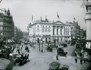 Pavillon, Piccadilly, London af English Photographer