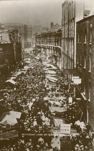 Petticoat Lane søndag morgen af English Photographer