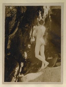 Fotografi af Alistair Graham nøgen, opbevaret med sit brev til Evelyn Waugh, ca. 1924 (gelatine sølvtryk) af English Photographer