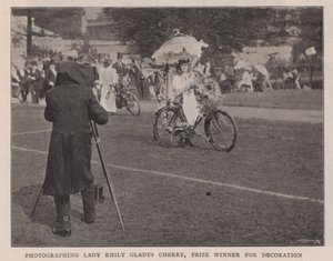 Fotografering af Lady Emily Gladys Cherry, prisvinder for dekoration af English Photographer