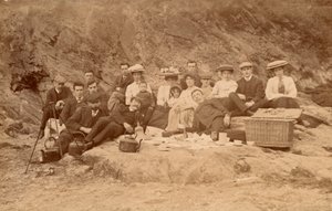 Picnic-te på stranden (s/h-foto) af English Photographer