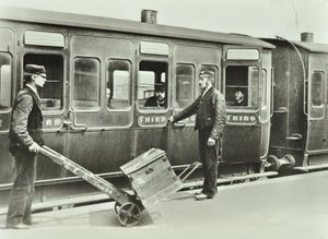 Perronportører ved en jernbanestation, 1885 af English Photographer
