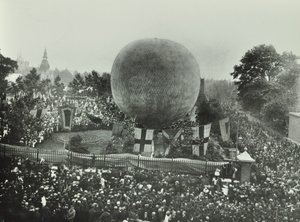 Poplar Recreation Ground: folkemængder ser en luftballon, 1892 af English Photographer