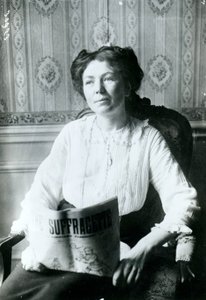Portræt af Christabel Pankhurst læser en kopi af The Suffragette c.1905