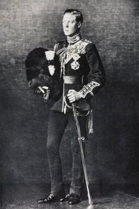 Portræt af Edward, prins af Wales, i sin uniform som oberst i Welsh Guards af English Photographer